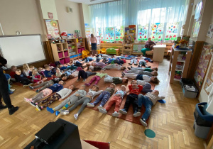 Zdjęcie przedstawia dzieci na koncercie w przedszkolu
